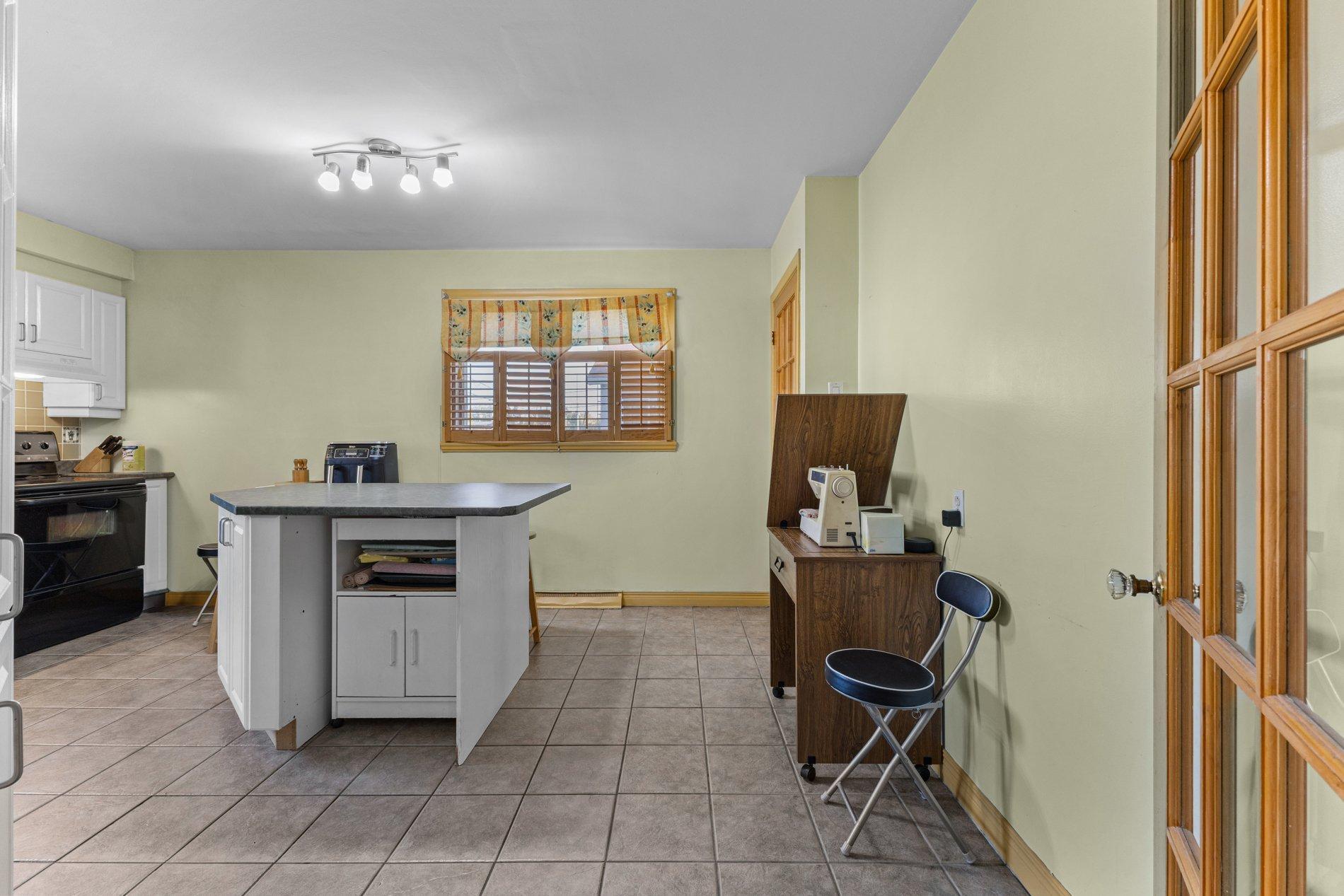 









1845


Av. Fontaine

,
Laval (Chomedey),




QC
H7T1N8

