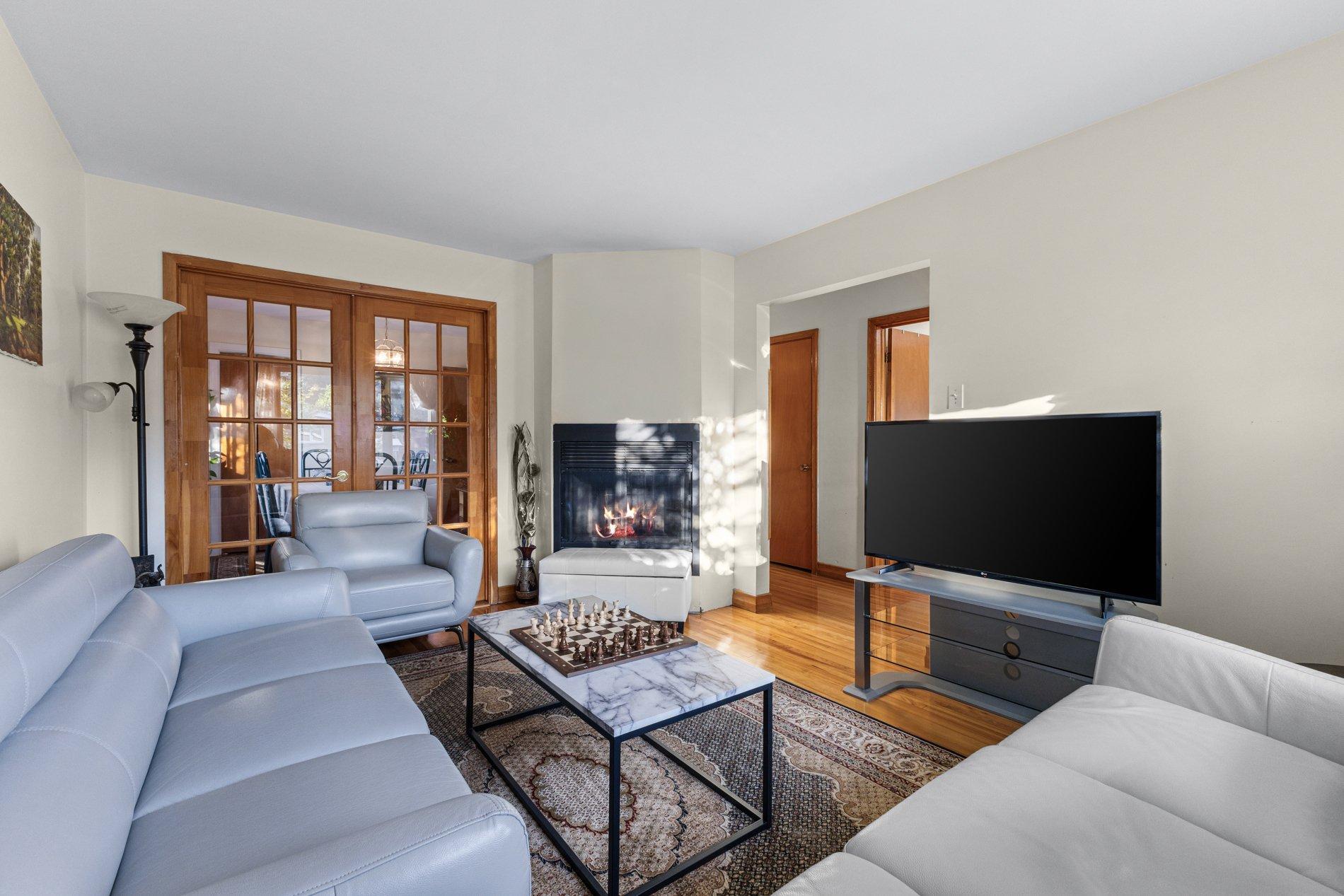 









1845


Av. Fontaine

,
Laval (Chomedey),




QC
H7T1N8

