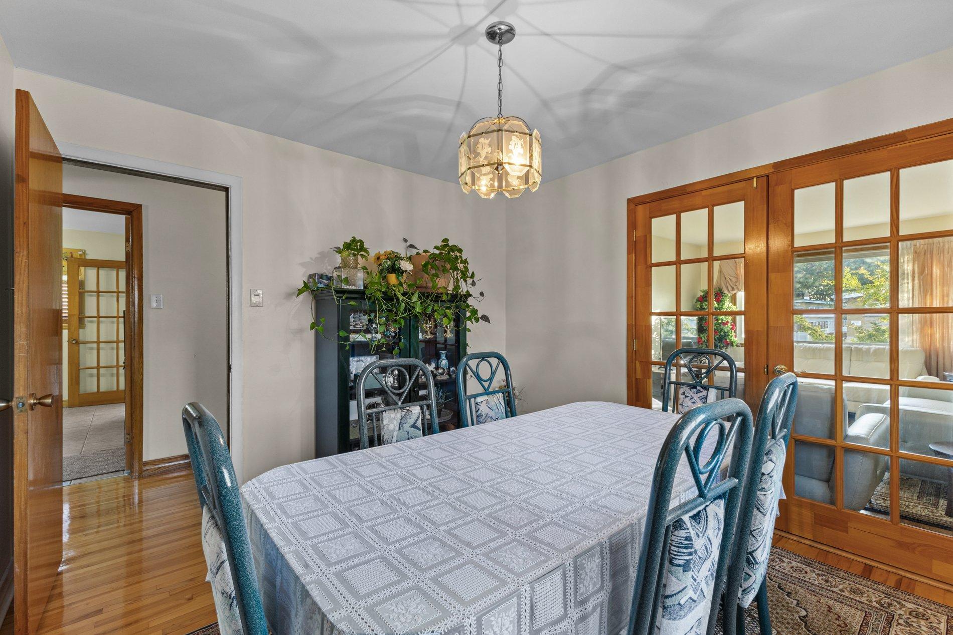 









1845


Av. Fontaine

,
Laval (Chomedey),




QC
H7T1N8

