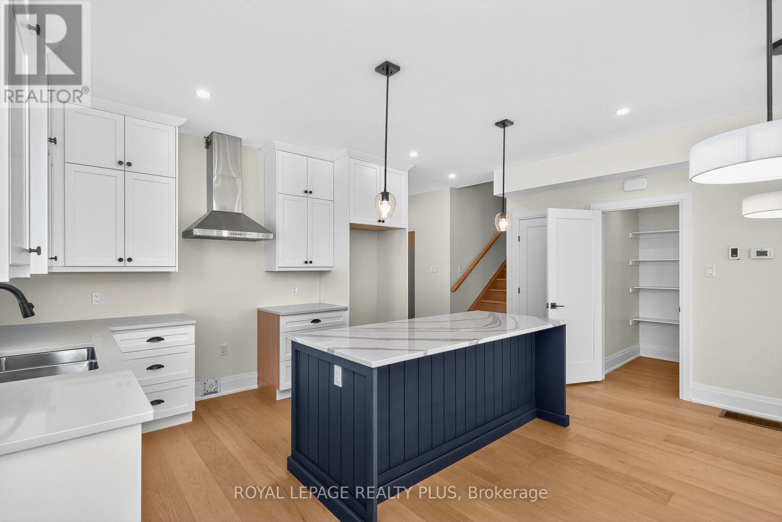 












10 MAGAZINE STREET

,
Penetanguishene,




Ontario
L9M0W6

