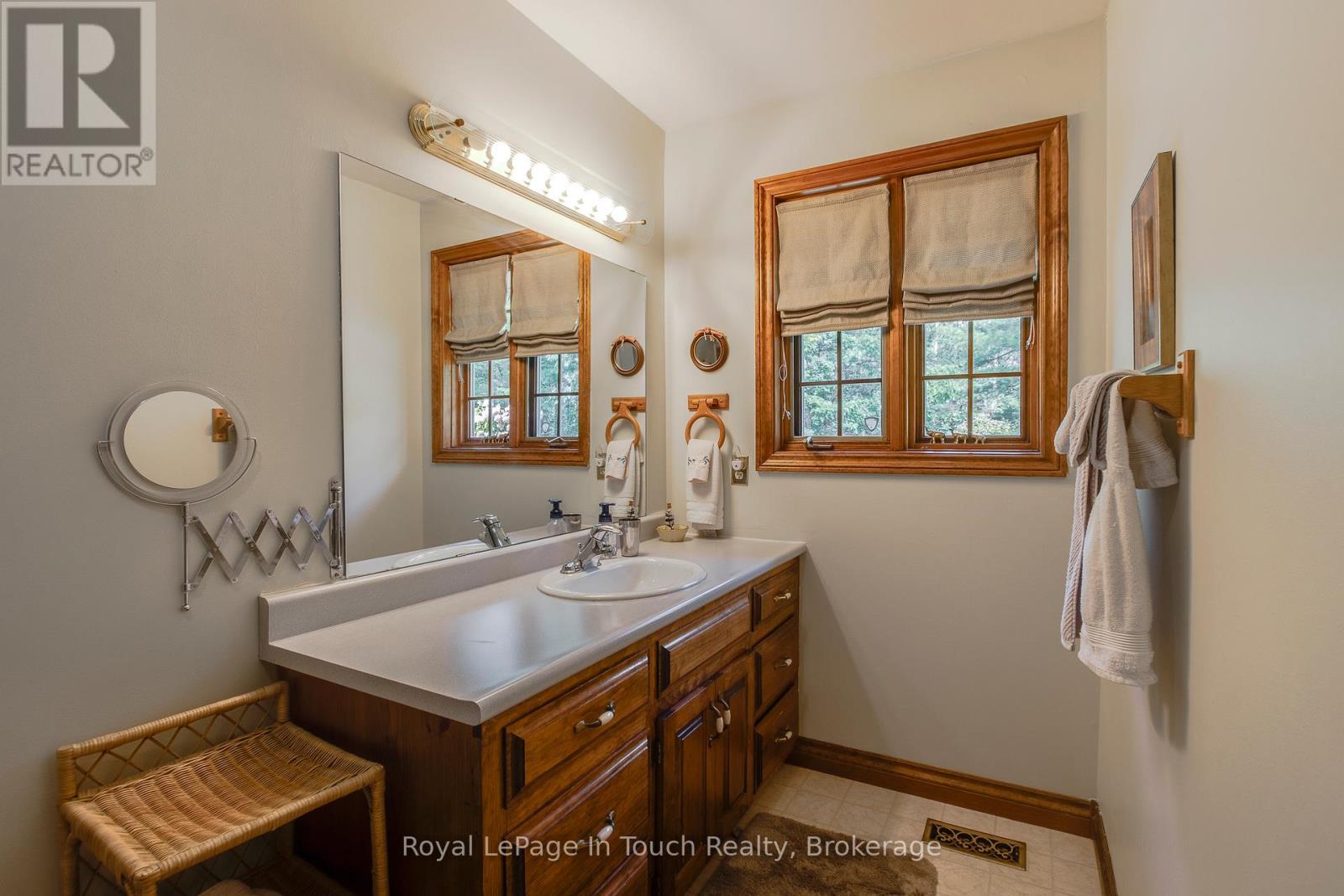 












29 MARY JANE ROAD

,
Tiny (Wyevale),




Ontario
L0L2T0

