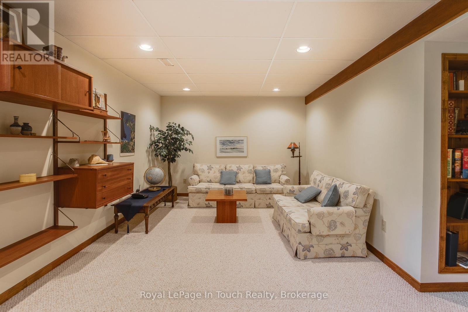 












29 MARY JANE ROAD

,
Tiny (Wyevale),




Ontario
L0L2T0

