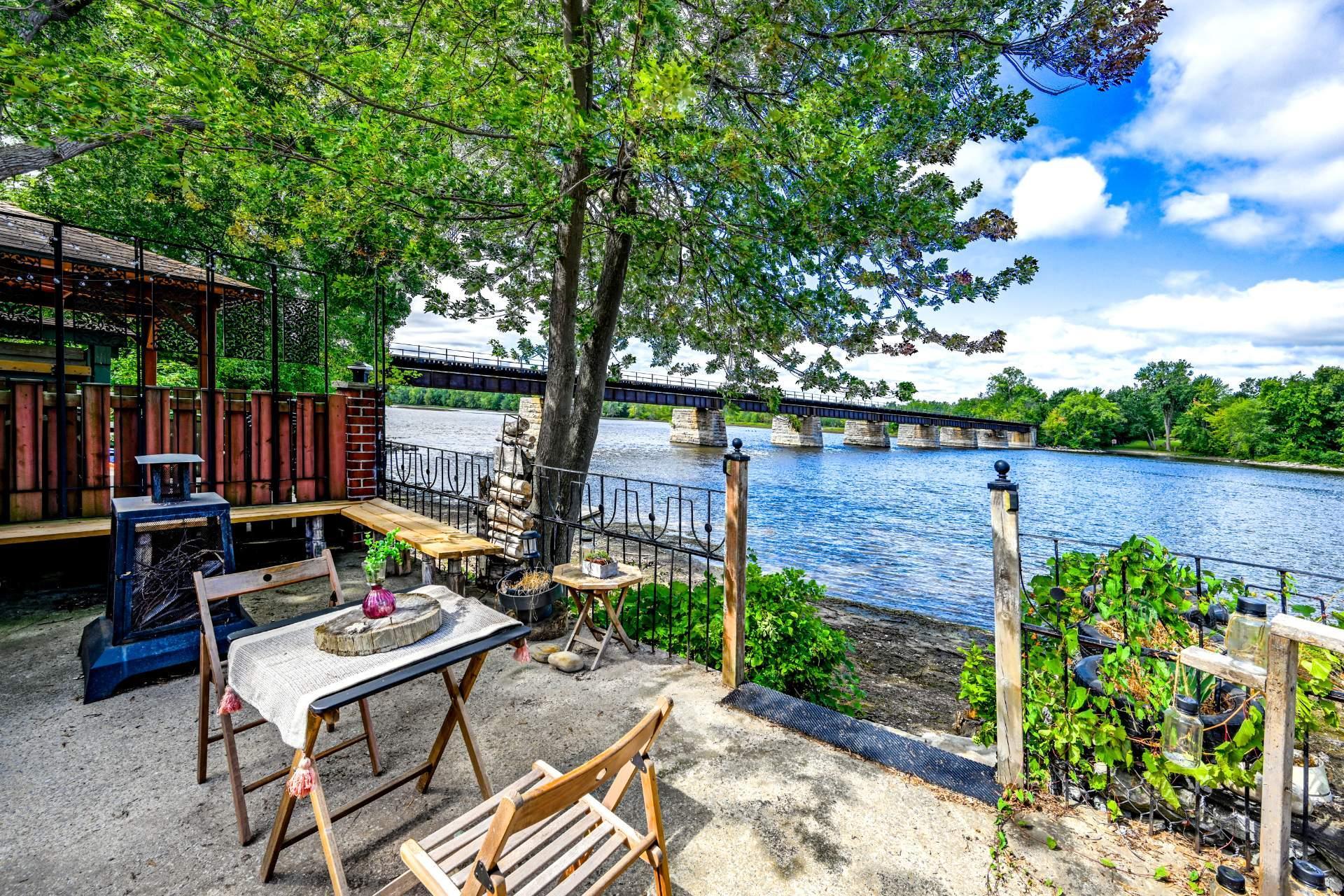 









13Z

 - 15Z


Rue Alfred

,
Laval (Sainte-Rose),




QC
H7L2G8

