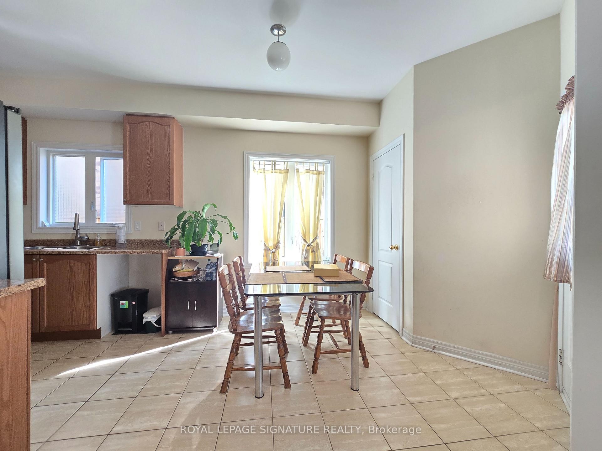 









2480


Earl Grey

Avenue,
Pickering,




ON
L1X 0B9

