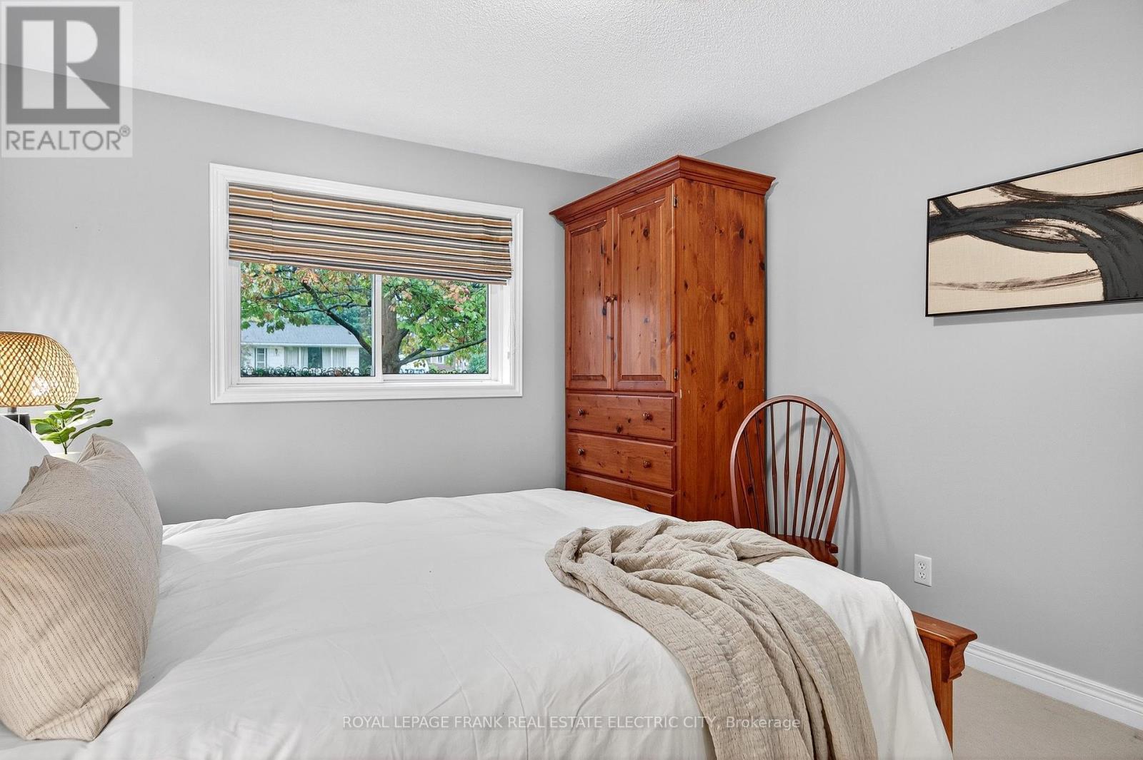 












20 CHARLES COURT

,
Selwyn,




Ontario
K0L2H0

