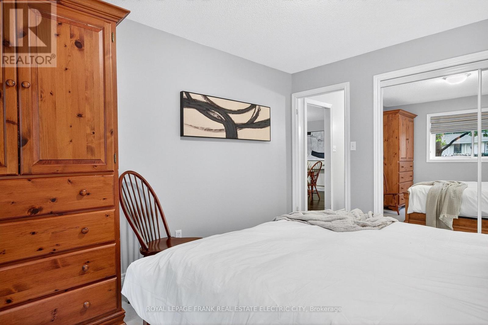 












20 CHARLES COURT

,
Selwyn,




Ontario
K0L2H0


