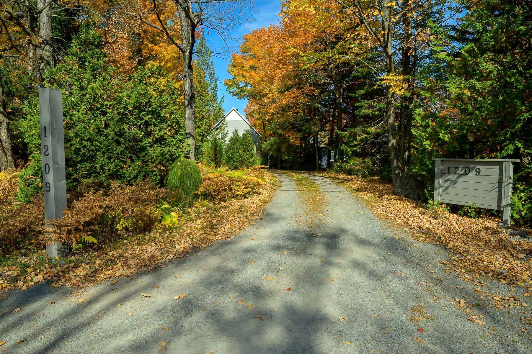 









1209


Ch. du Lac-Connelly

,
Saint-Hippolyte,




QC
J8A2B9

