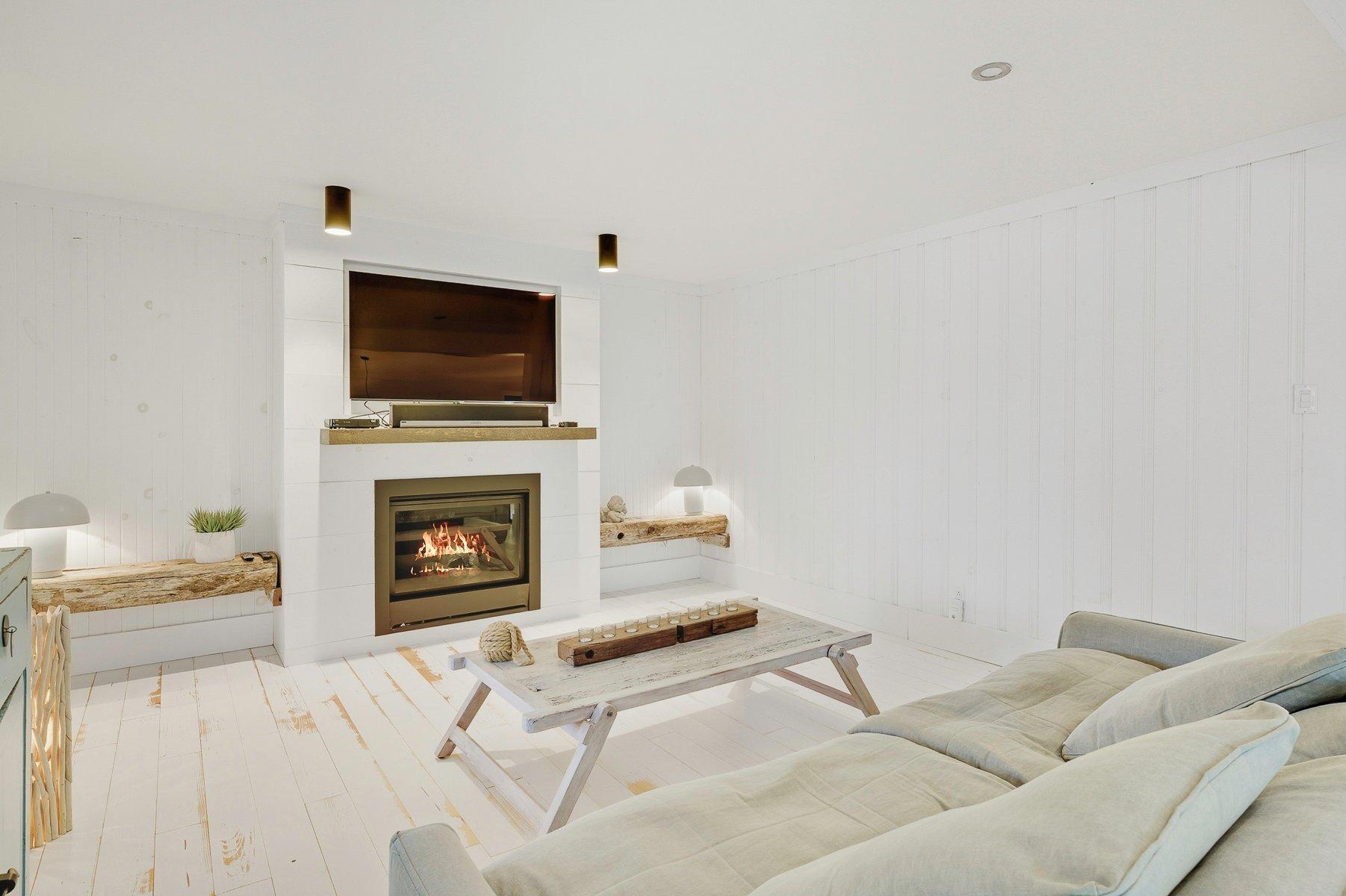 









1209


Ch. du Lac-Connelly

,
Saint-Hippolyte,




QC
J8A2B9

