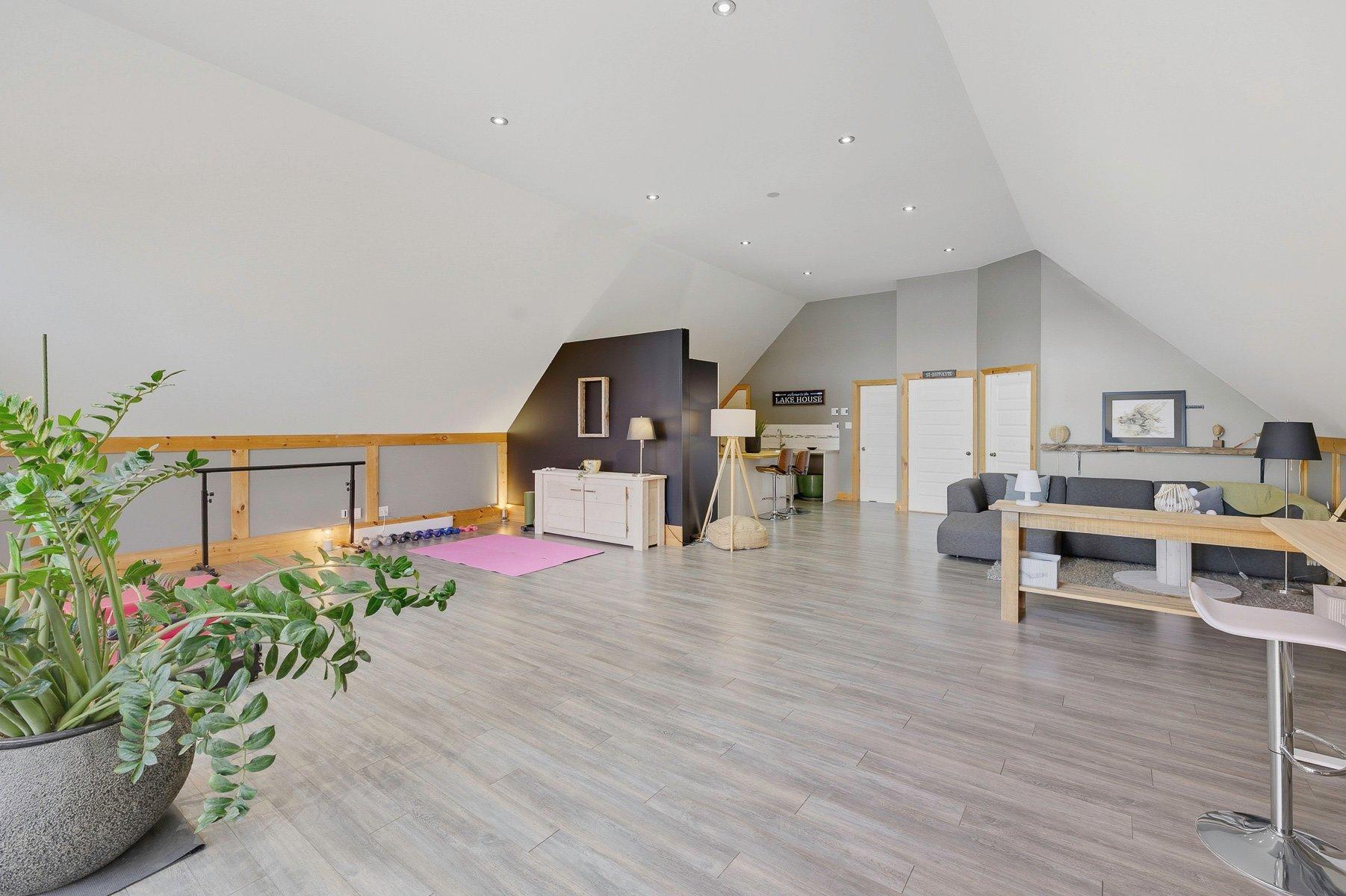 









1209


Ch. du Lac-Connelly

,
Saint-Hippolyte,




QC
J8A2B9

