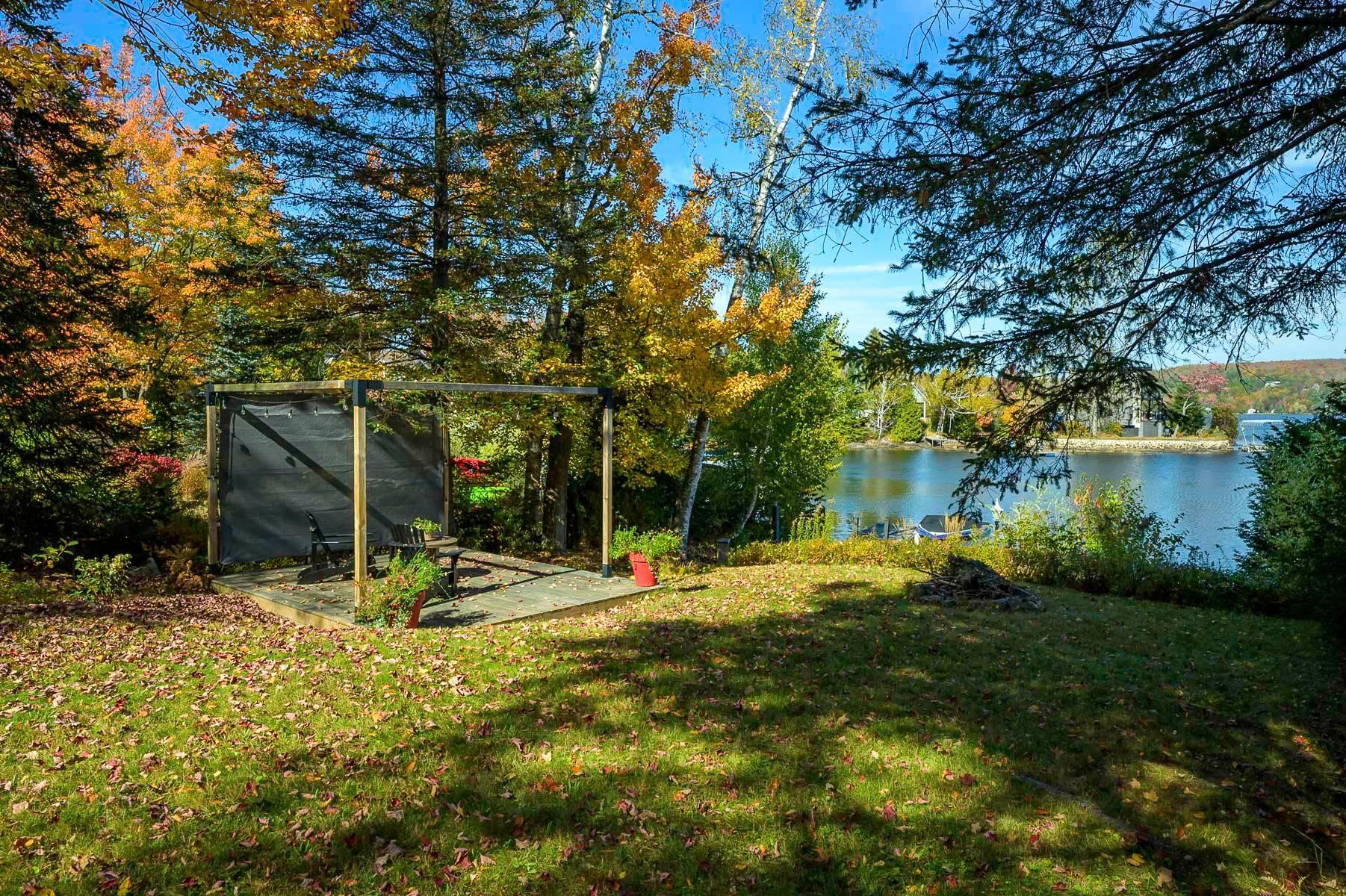 









1209


Ch. du Lac-Connelly

,
Saint-Hippolyte,




QC
J8A2B9

