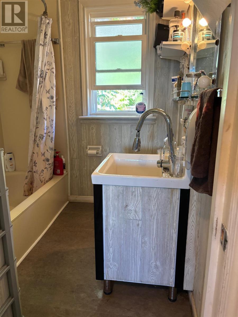 












30 Denison RD

,
Elliot Lake,




Ontario
P5A1L7

