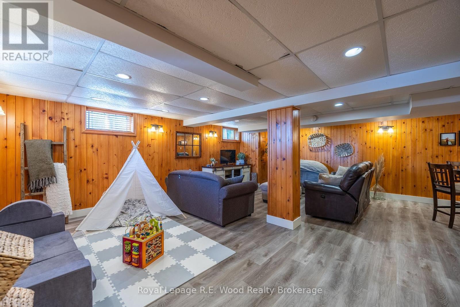 












27 NORTH STREET W

,
Tillsonburg,




Ontario
N4G1B9

