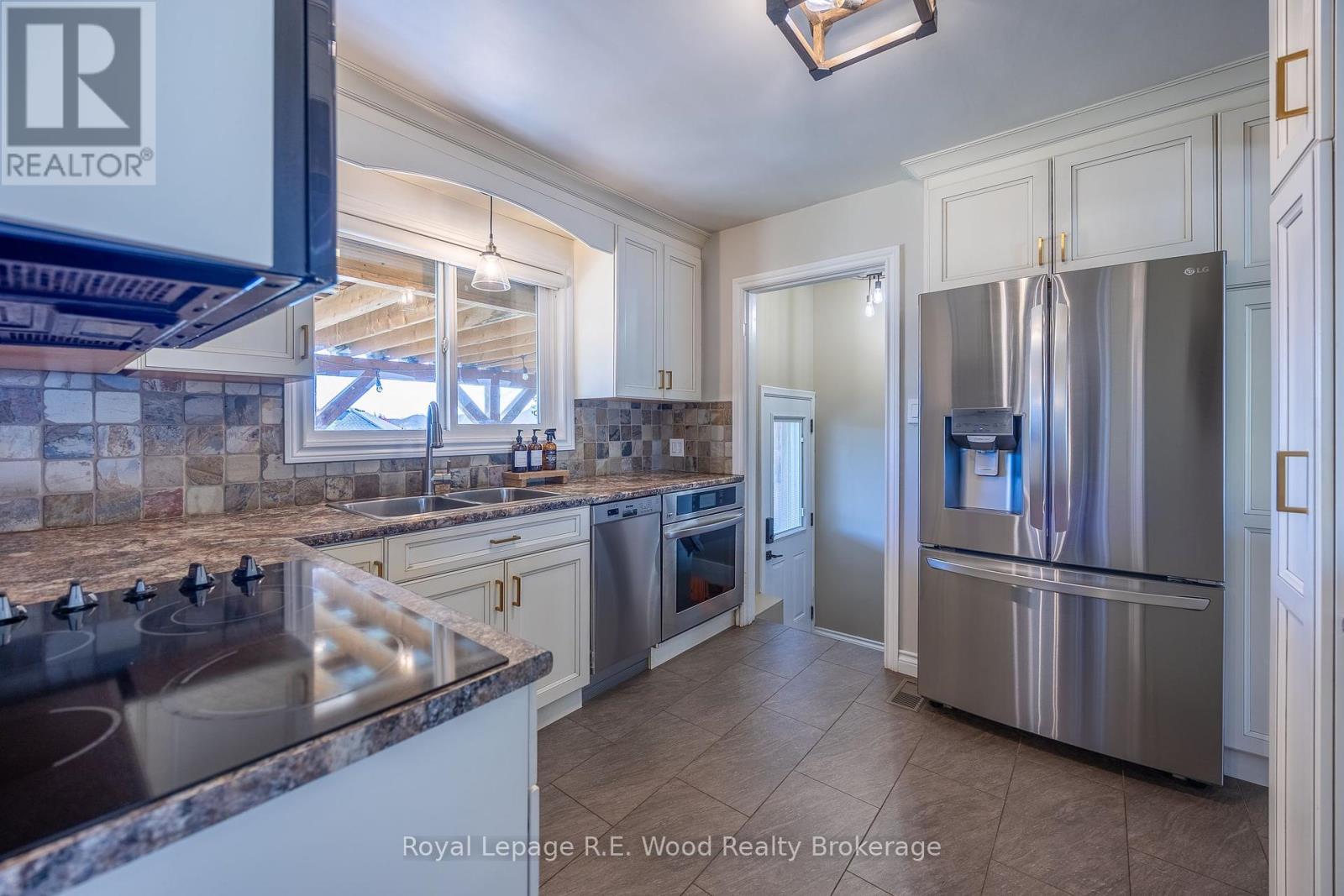 












27 NORTH STREET W

,
Tillsonburg,




Ontario
N4G1B9

