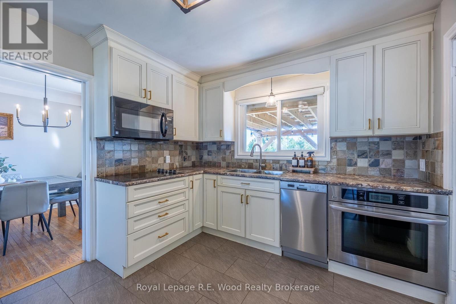 












27 NORTH STREET W

,
Tillsonburg,




Ontario
N4G1B9

