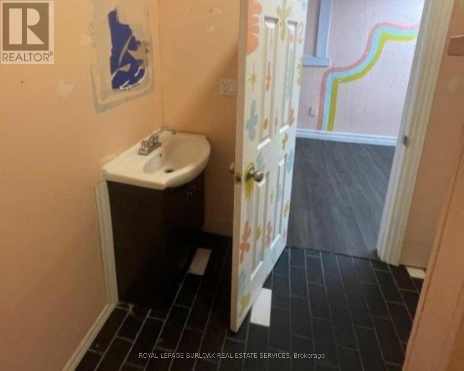 












469-471 PELISSIER STREET

,
Windsor,




Ontario
N9A4L2

