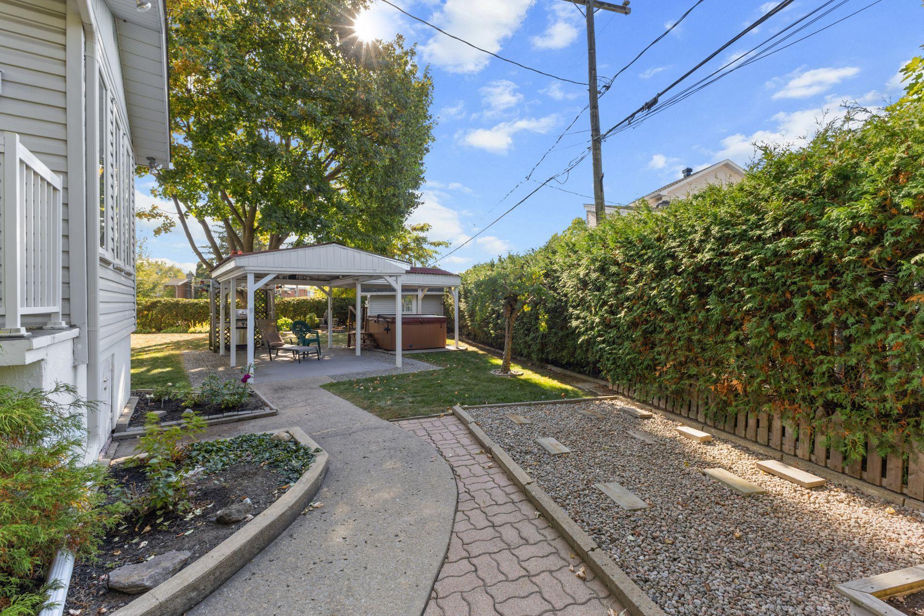 









205


Place de Plaisance

,
Laval (Auteuil),




QC
H7K1C1

