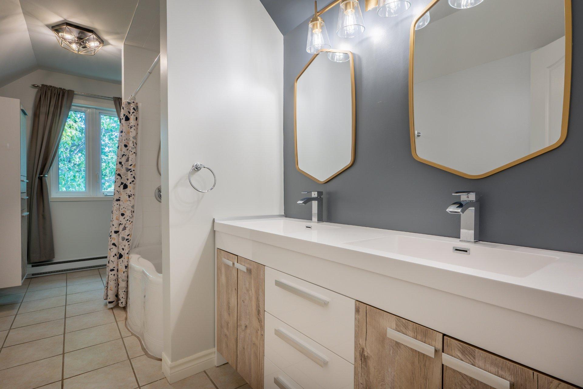 









1123


Ch. de la Montagne

,
Mont-Saint-Hilaire,




QC
J3G4S6

