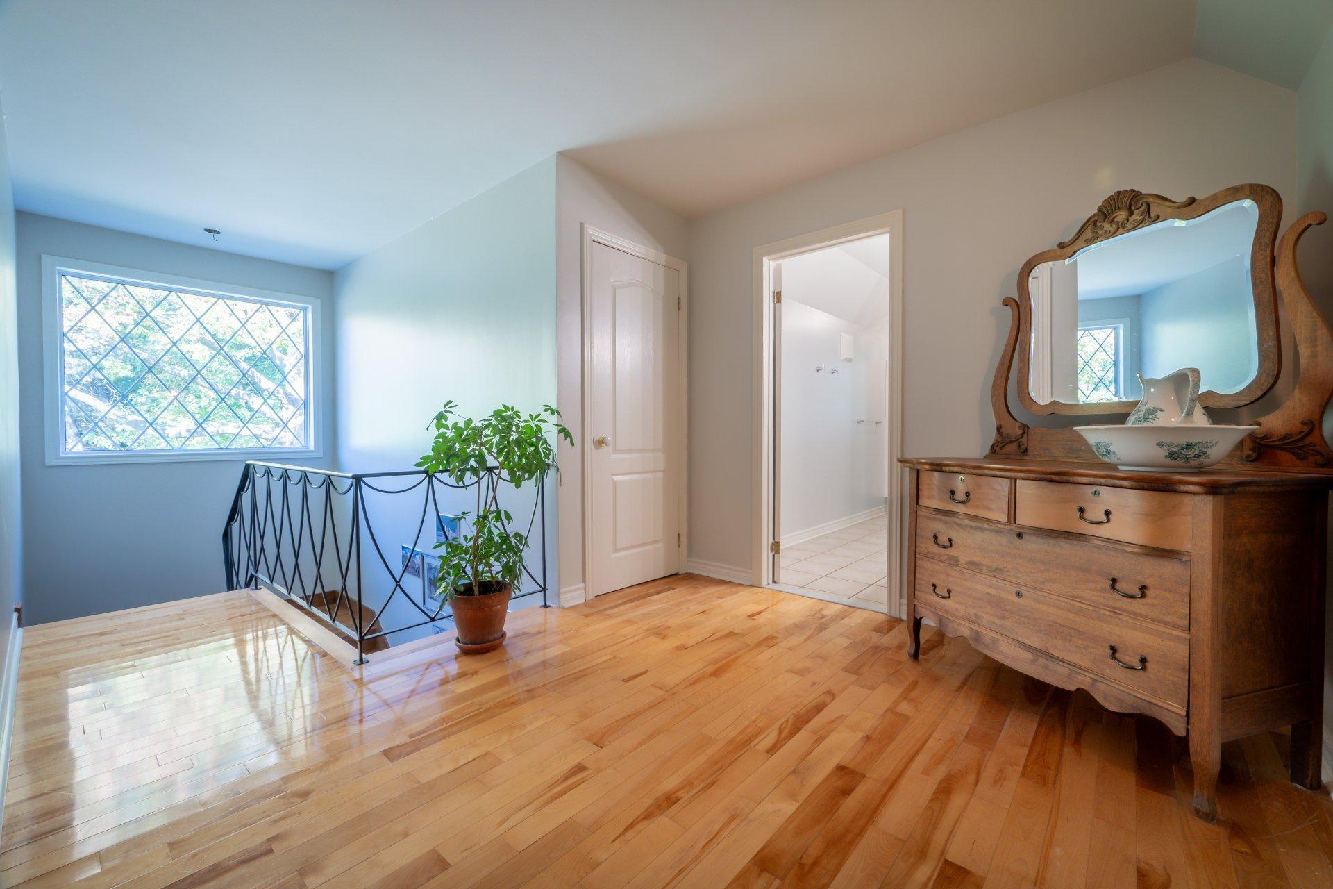 









1123


Ch. de la Montagne

,
Mont-Saint-Hilaire,




QC
J3G4S6

