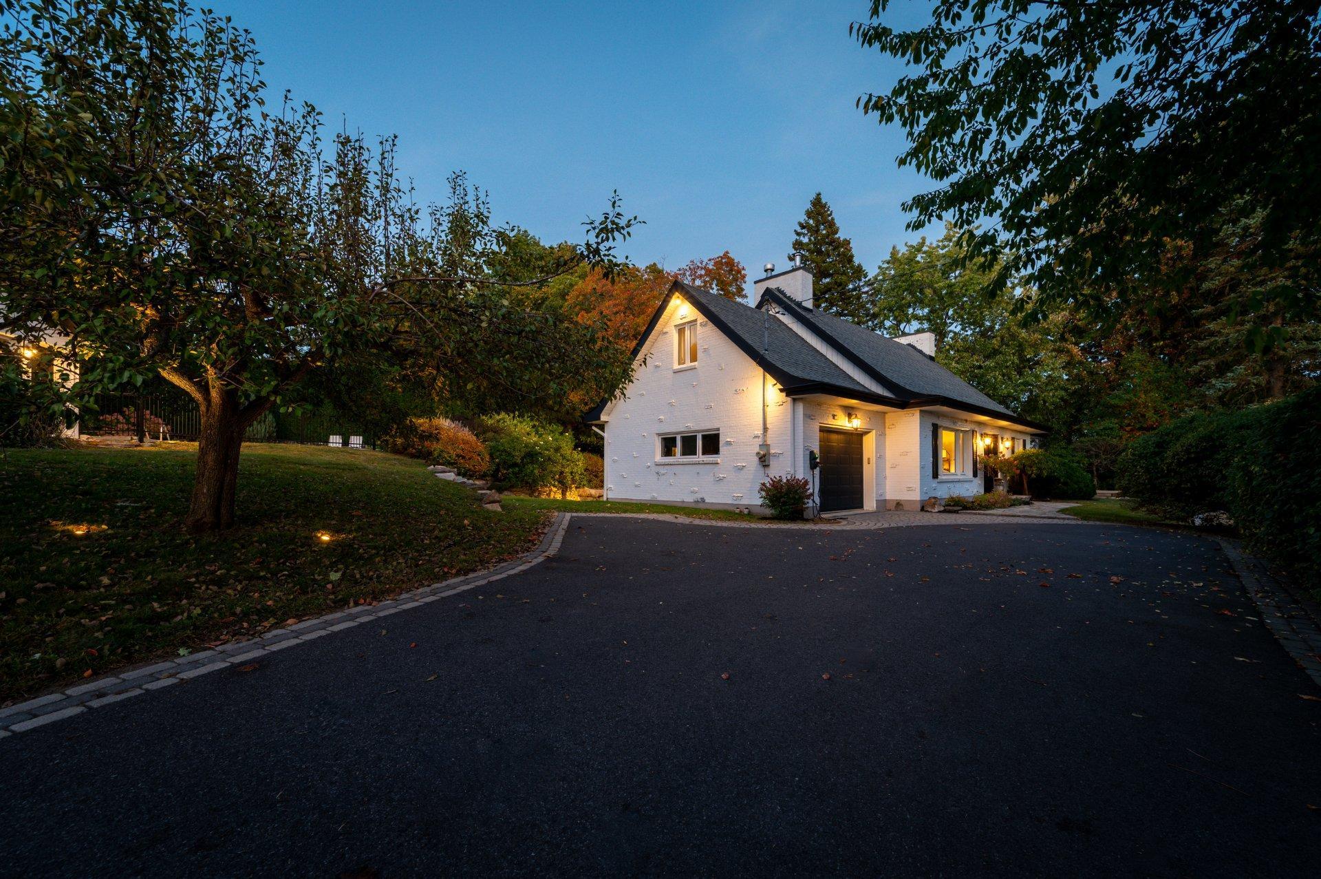 









1123


Ch. de la Montagne

,
Mont-Saint-Hilaire,




QC
J3G4S6

