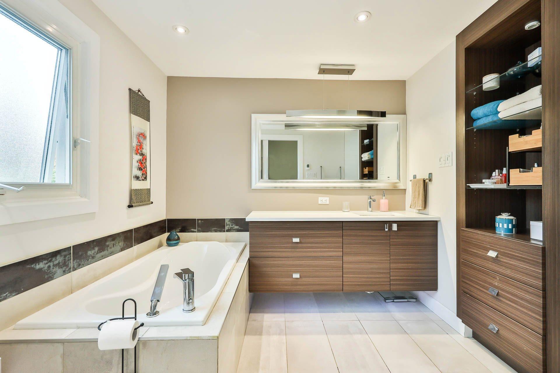 









229


Av. du Vallon

,
Gatineau (Aylmer),




QC
J9J1N9

