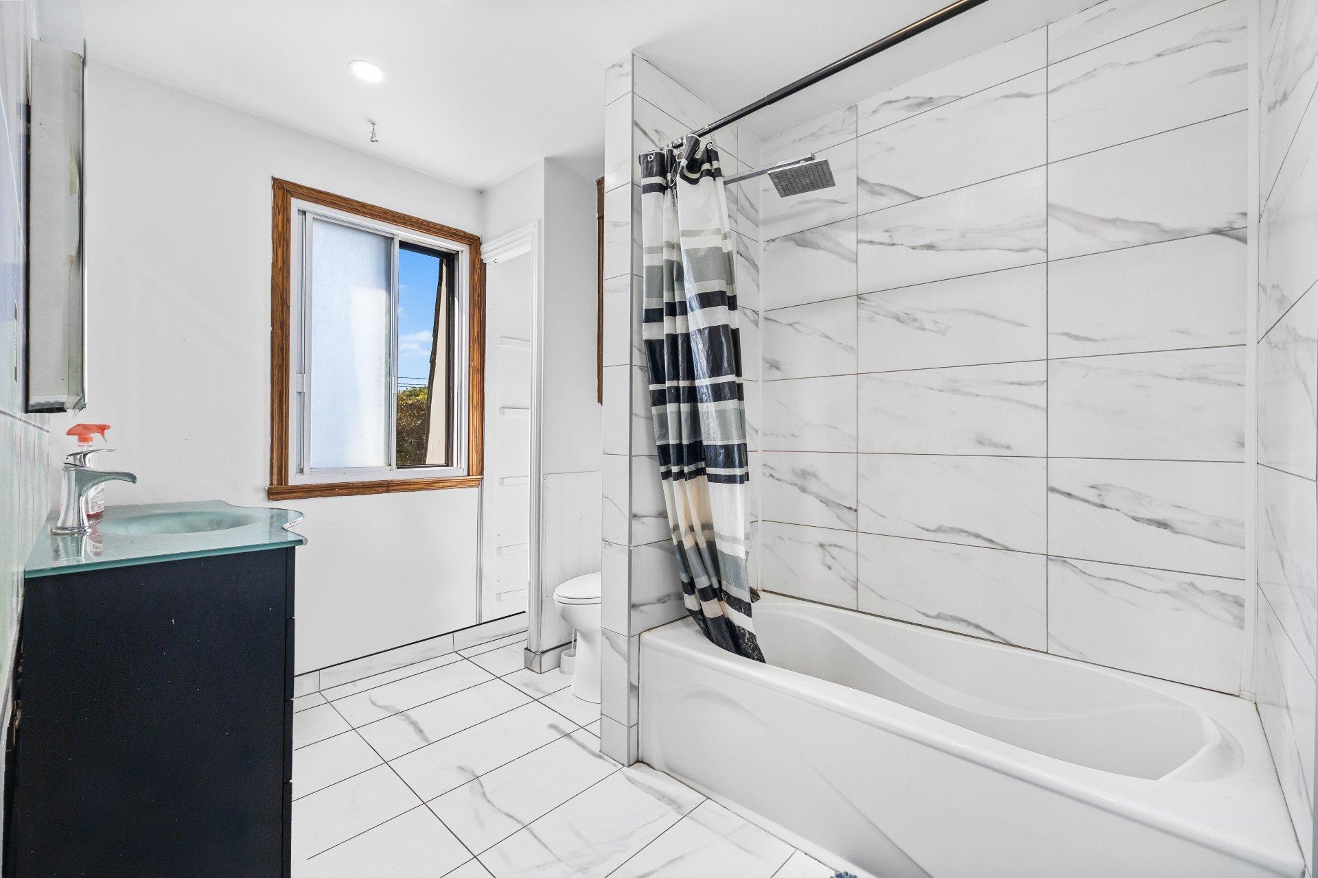 









2020


Rue de Tripoli

,
Laval (Chomedey),




QC
H7M4M1

