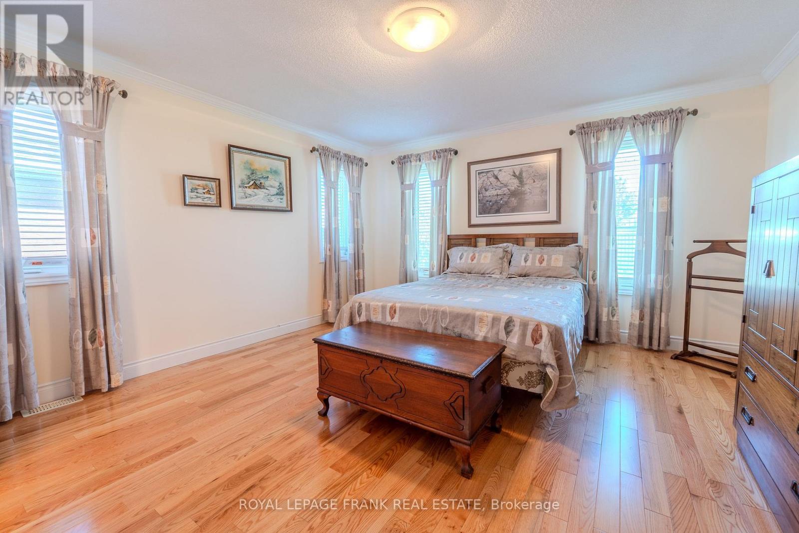 












15 SELENA STREET

,
Kawartha Lakes (Lindsay),




Ontario
K9V0B5

