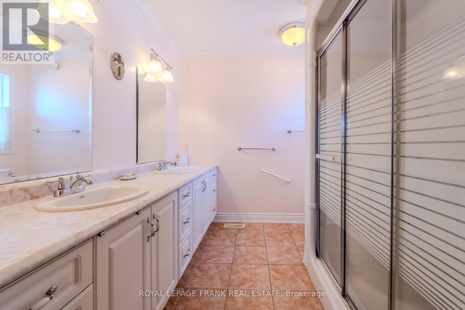 












15 SELENA STREET

,
Kawartha Lakes (Lindsay),




Ontario
K9V0B5

