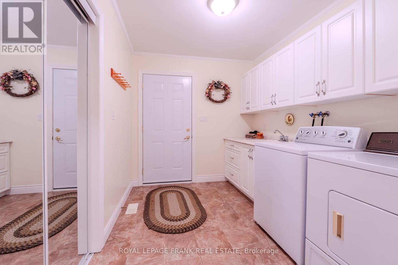 












15 SELENA STREET

,
Kawartha Lakes (Lindsay),




Ontario
K9V0B5

