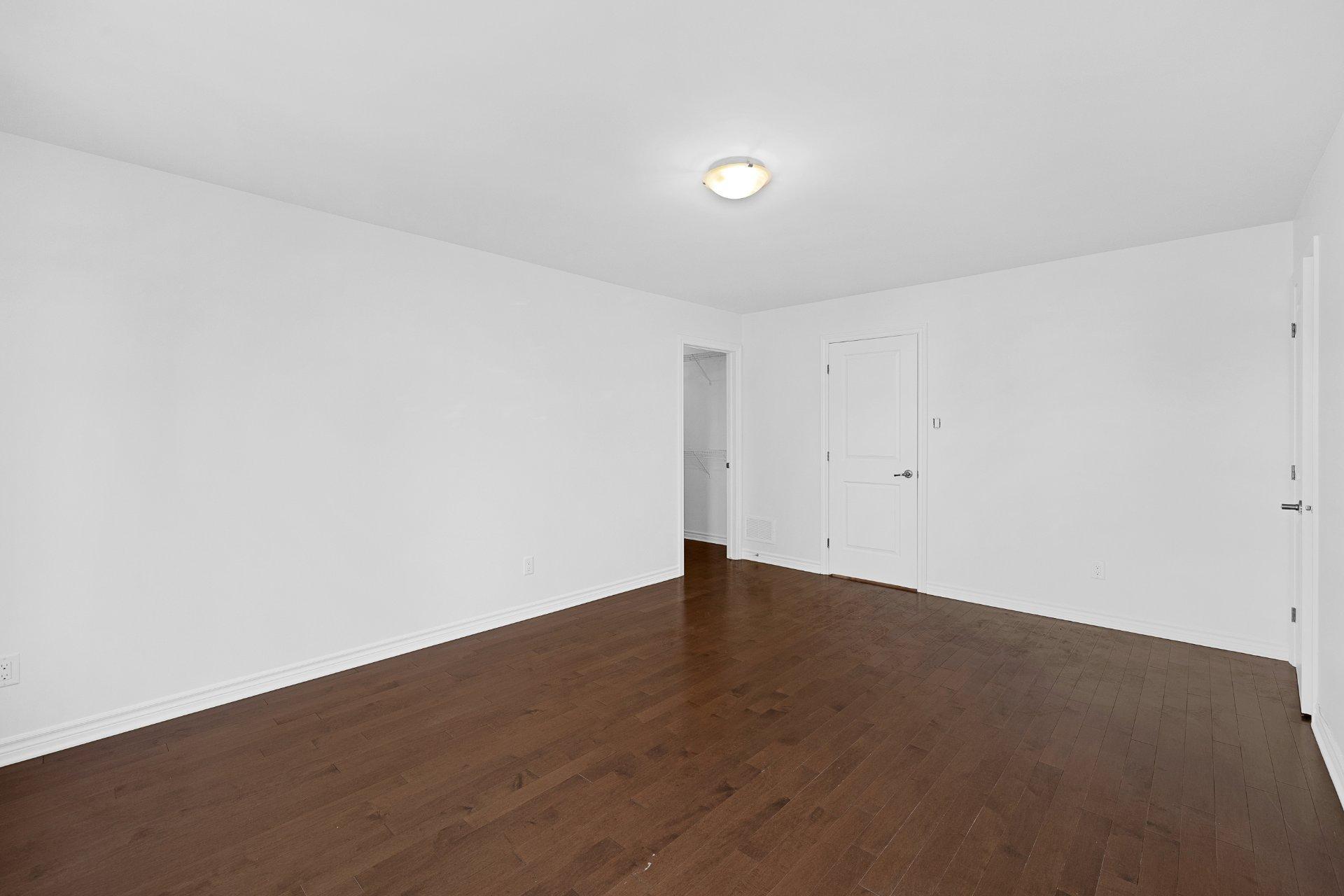 









6110


Rue Cortot

,
Brossard,




QC
J4Z0L1

