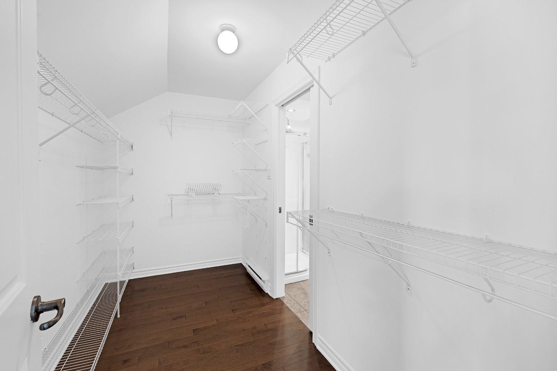 









6110


Rue Cortot

,
Brossard,




QC
J4Z0L1

