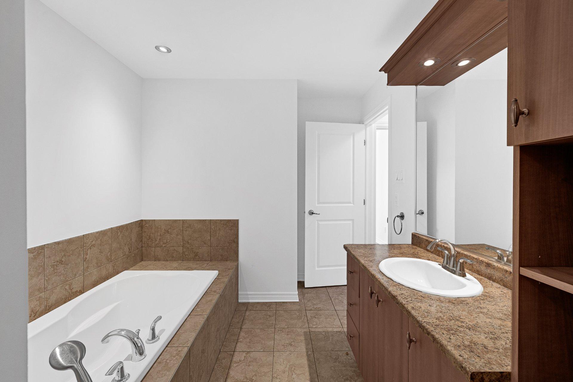 









6110


Rue Cortot

,
Brossard,




QC
J4Z0L1

