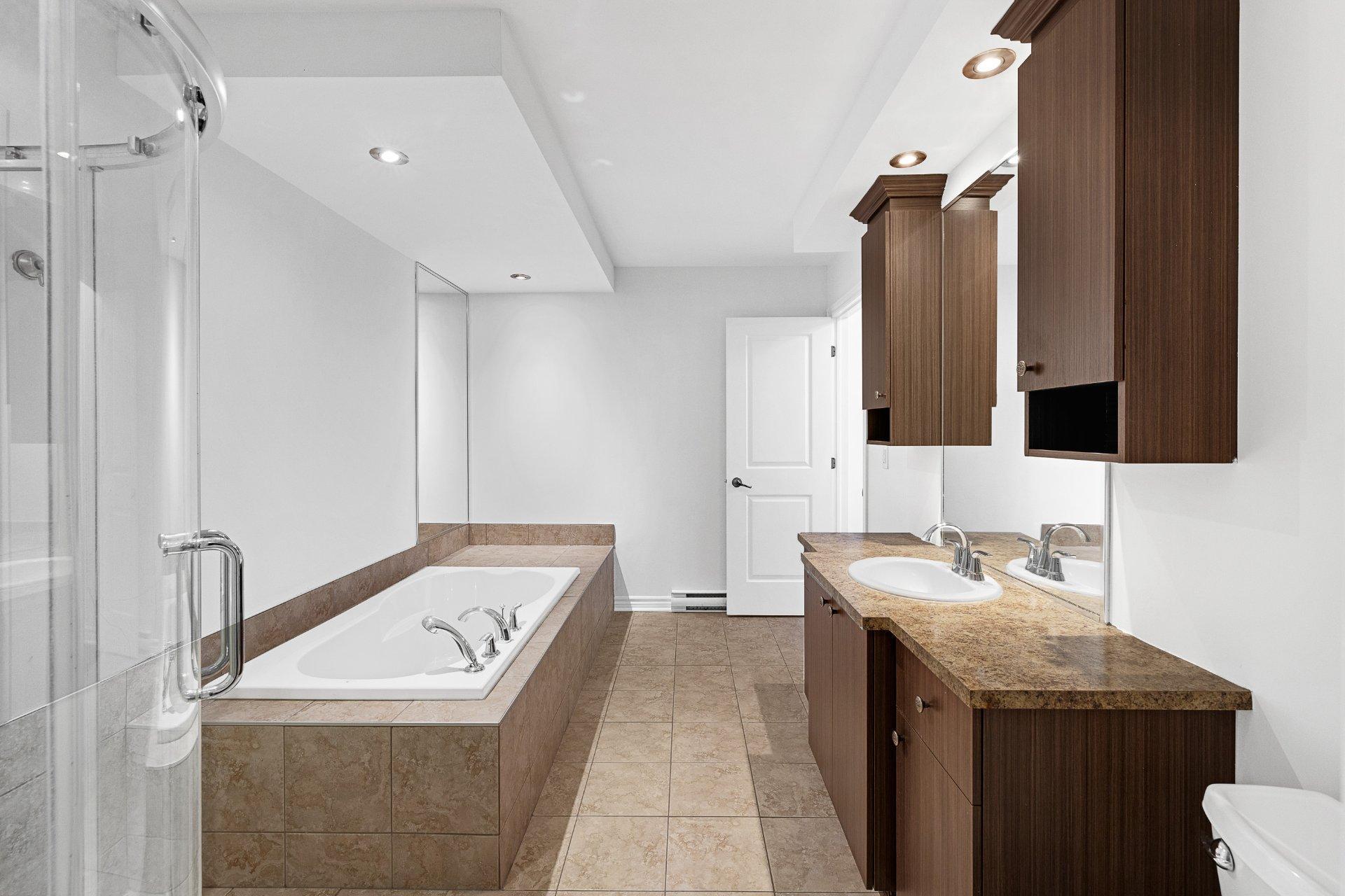 









6110


Rue Cortot

,
Brossard,




QC
J4Z0L1

