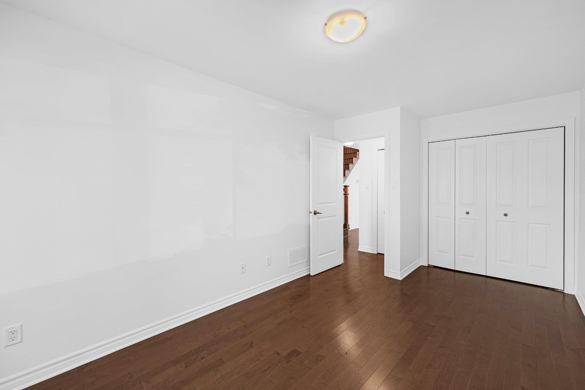 









6110


Rue Cortot

,
Brossard,




QC
J4Z0L1

