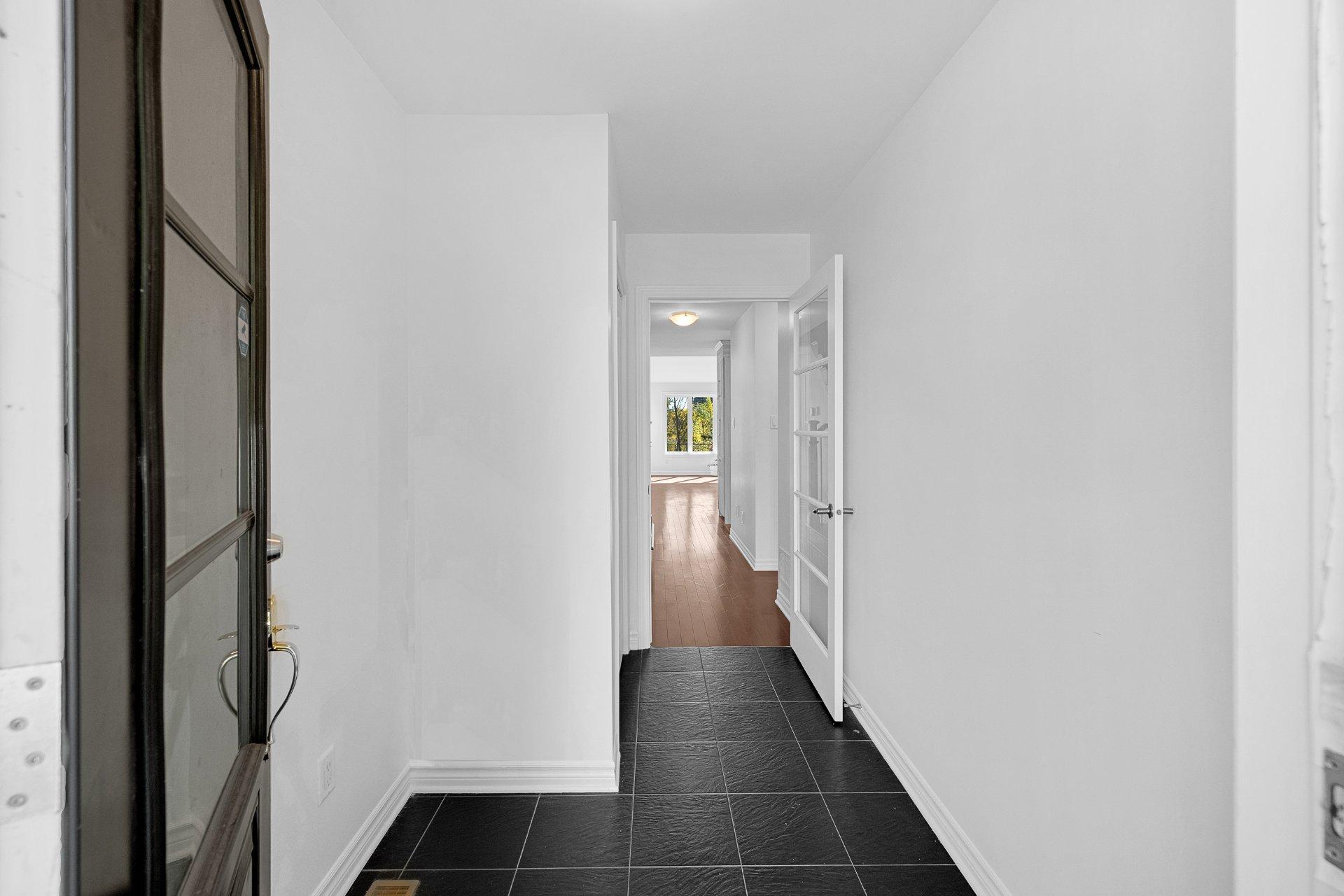 









6110


Rue Cortot

,
Brossard,




QC
J4Z0L1

