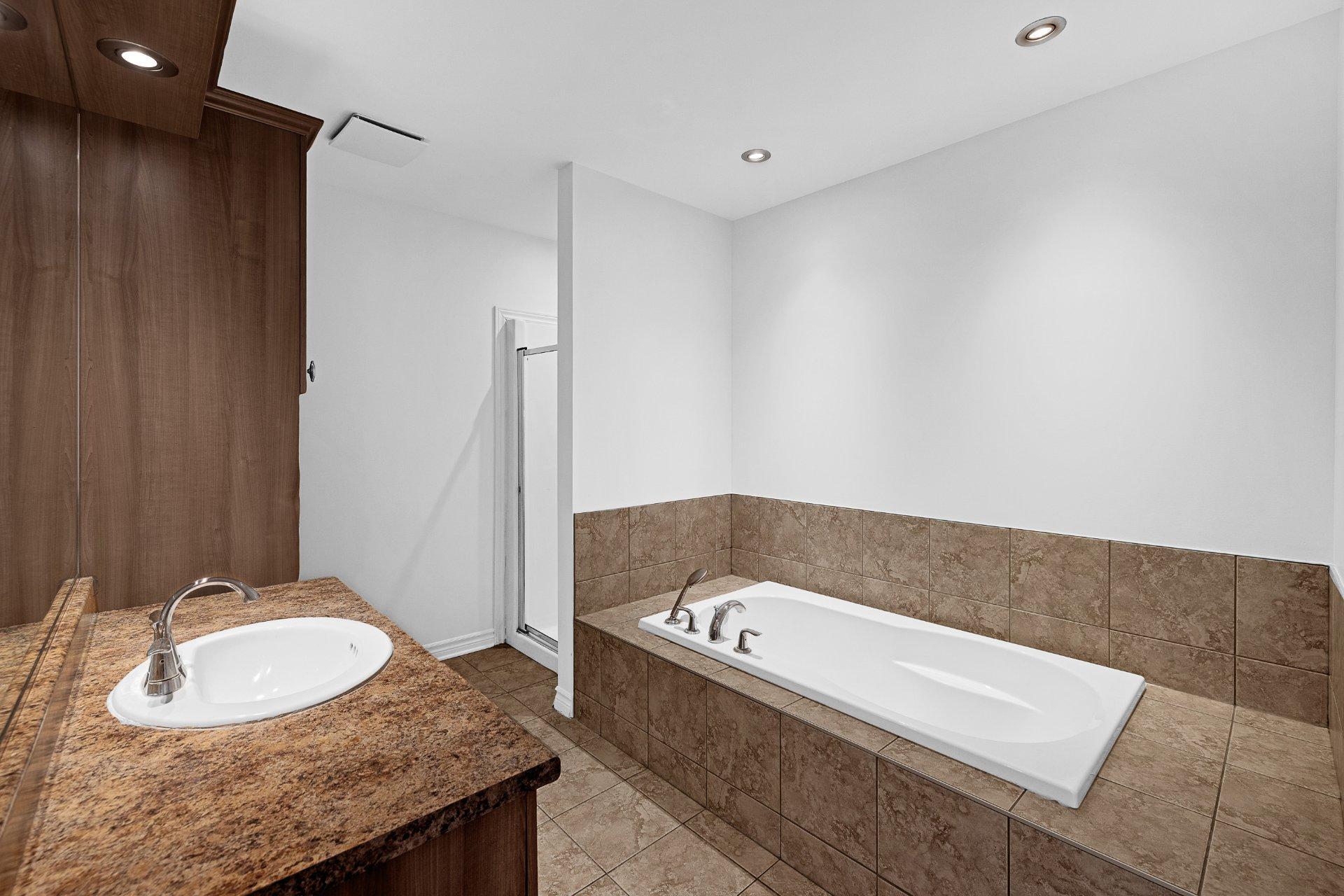 









6110


Rue Cortot

,
Brossard,




QC
J4Z0L1

