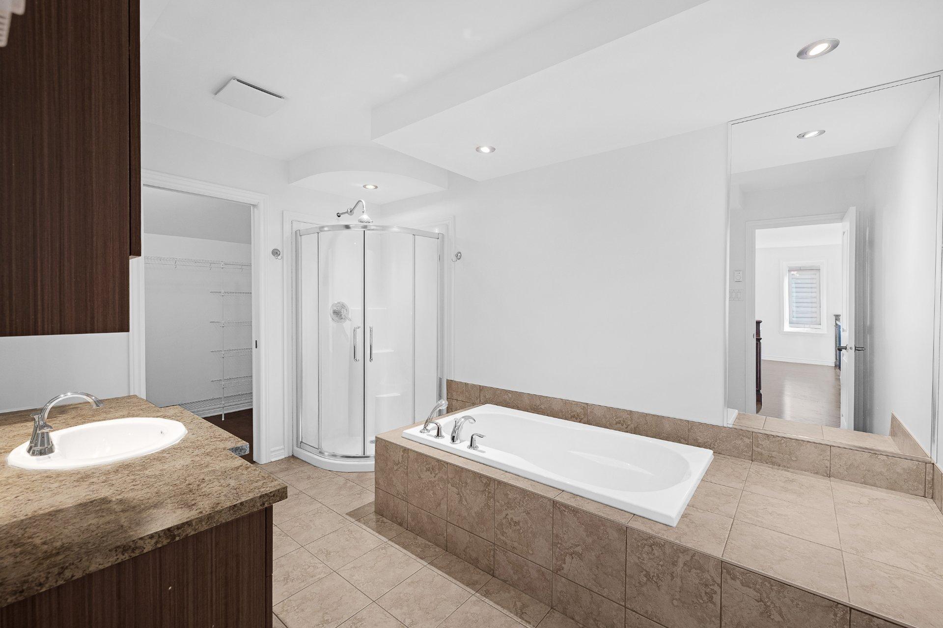 









6110


Rue Cortot

,
Brossard,




QC
J4Z0L1

