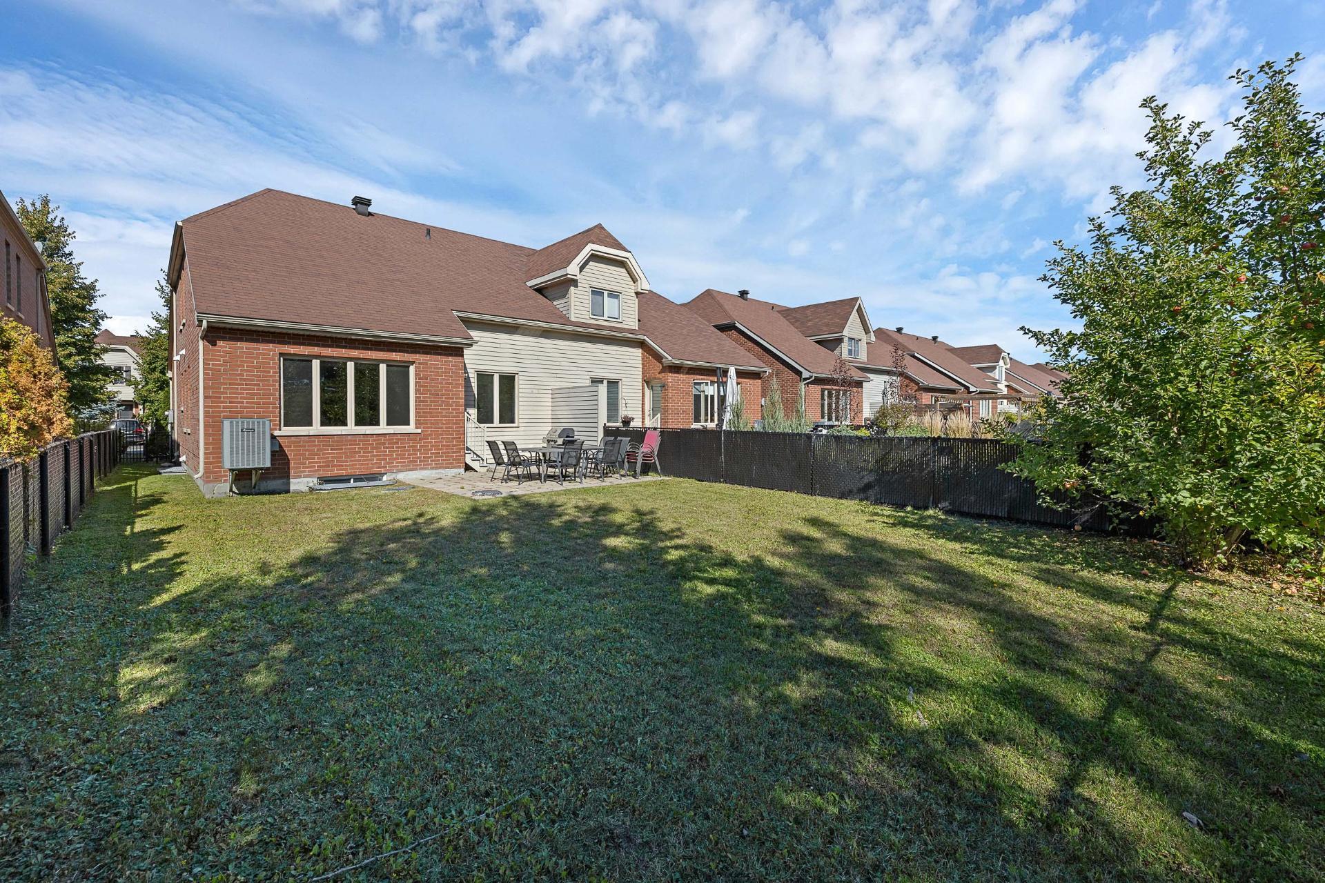 









6110


Rue Cortot

,
Brossard,




QC
J4Z0L1

