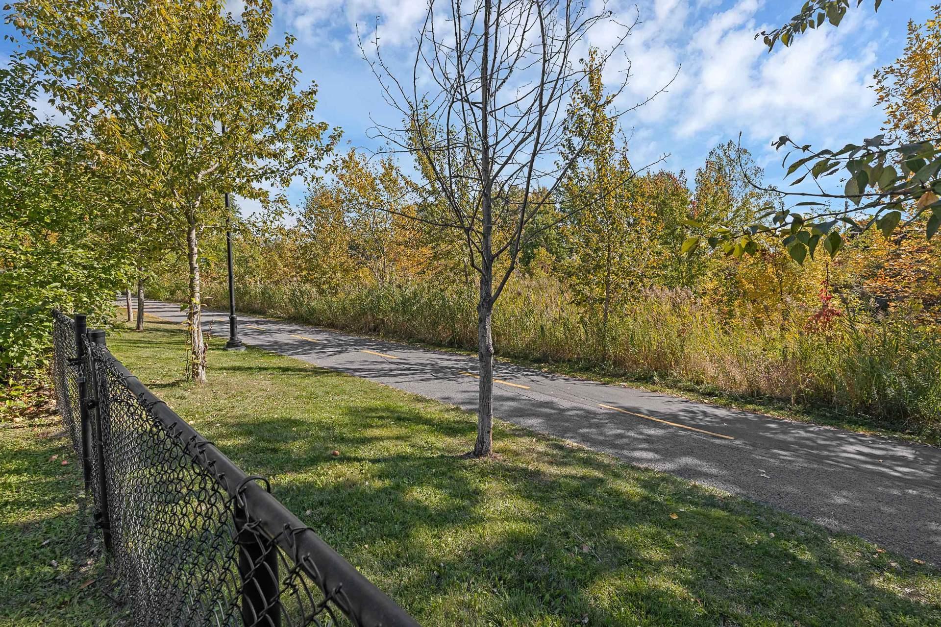 









6110


Rue Cortot

,
Brossard,




QC
J4Z0L1

