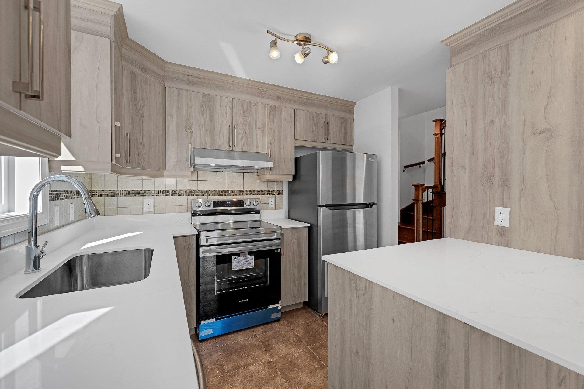 









6110


Rue Cortot

,
Brossard,




QC
J4Z0L1

