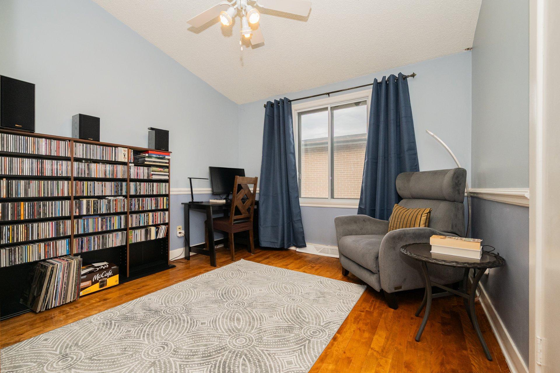 









1438


Rue Franklin

,
Laval (Chomedey),




QC
H7W1K6

