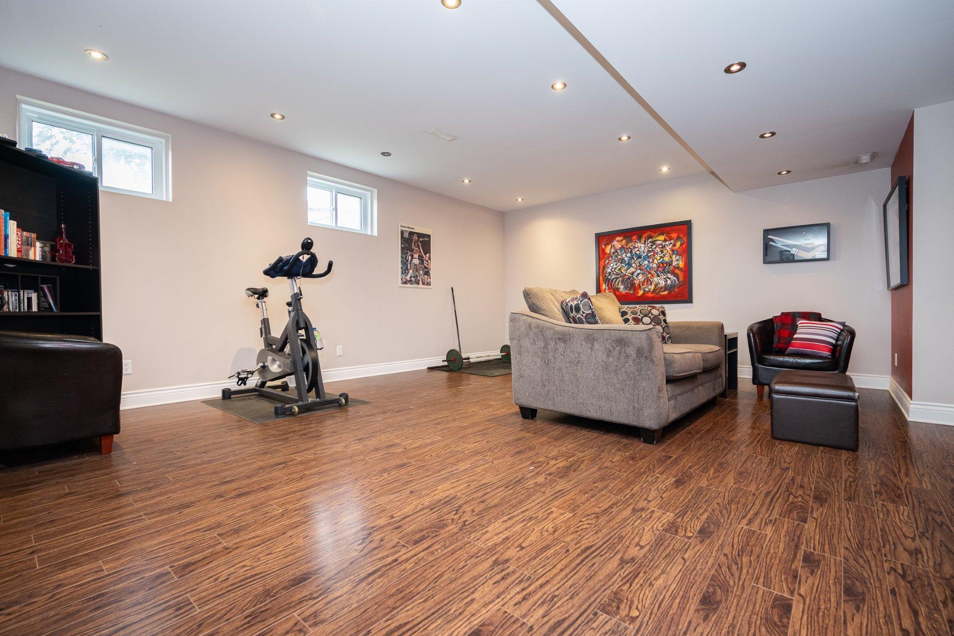 









1438


Rue Franklin

,
Laval (Chomedey),




QC
H7W1K6

