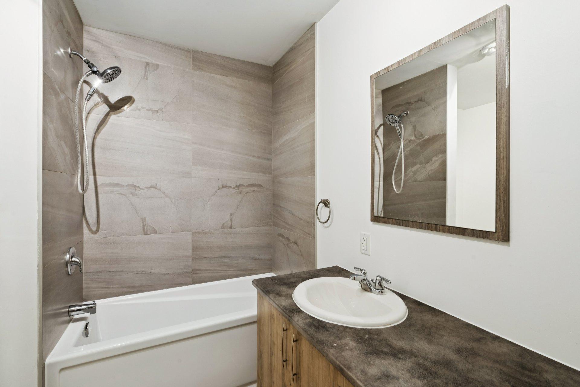 









622


Rue Jeanne-Mance

, 004,
Salaberry-de-Valleyfield,




QC
J6T4G5

