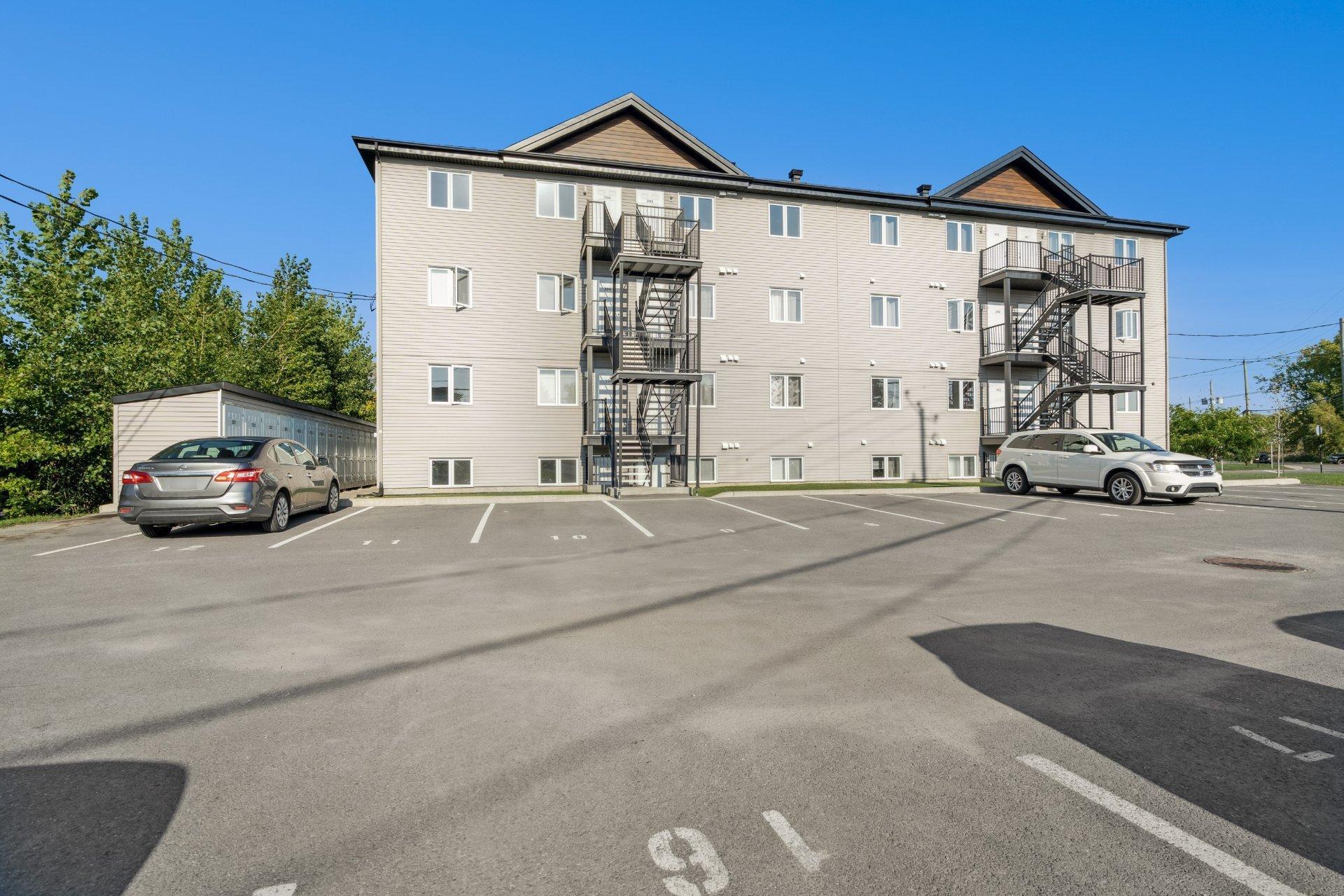 









622


Rue Jeanne-Mance

, 004,
Salaberry-de-Valleyfield,




QC
J6T4G5

