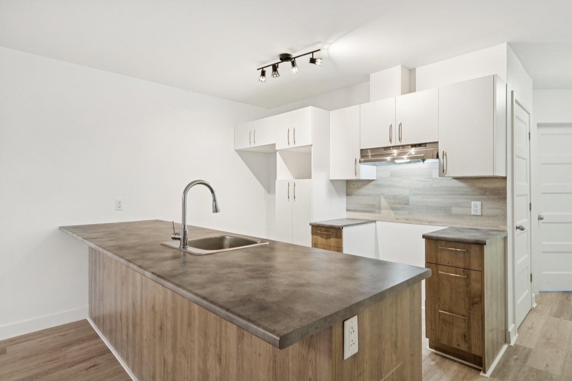 









622


Rue Jeanne-Mance

, 004,
Salaberry-de-Valleyfield,




QC
J6T4G5

