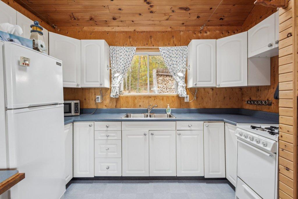 









99


Ch. du Lys

,
Val-des-Monts,




QC
J8N1C2

