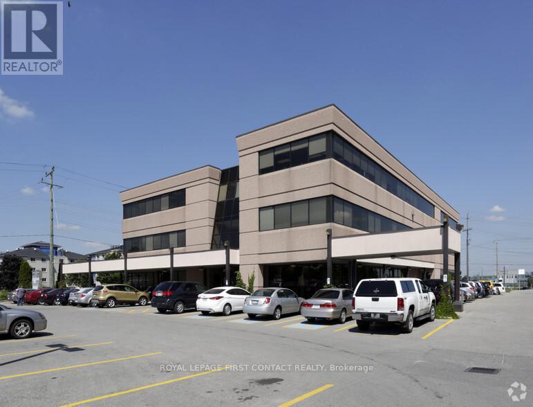 












005 - 125 BELL FARM ROAD

,
Barrie,




Ontario
L4M6L2

