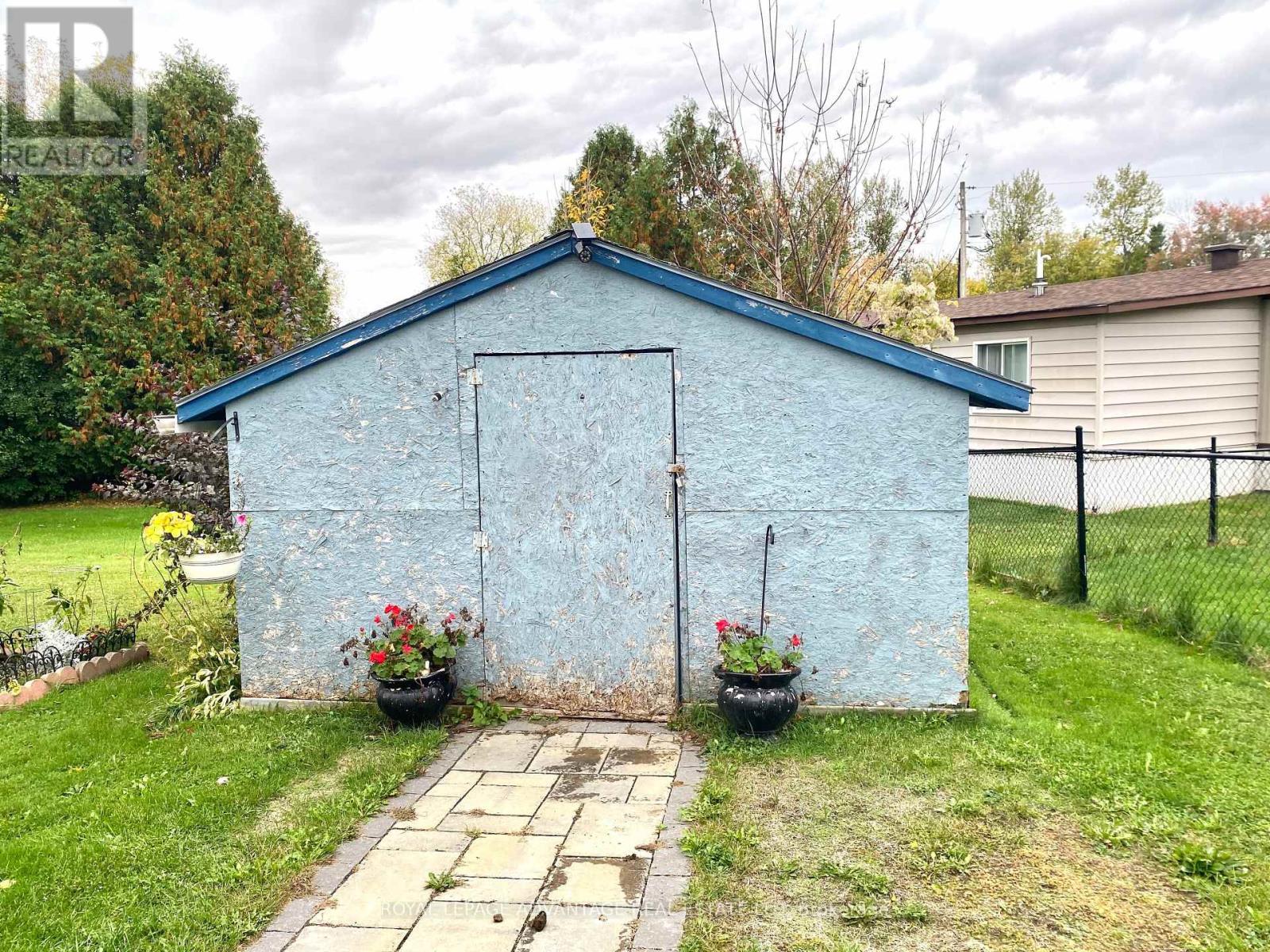 












15 SADDLE AVENUE

,
Rideau Lakes,




Ontario
K7A4S5

