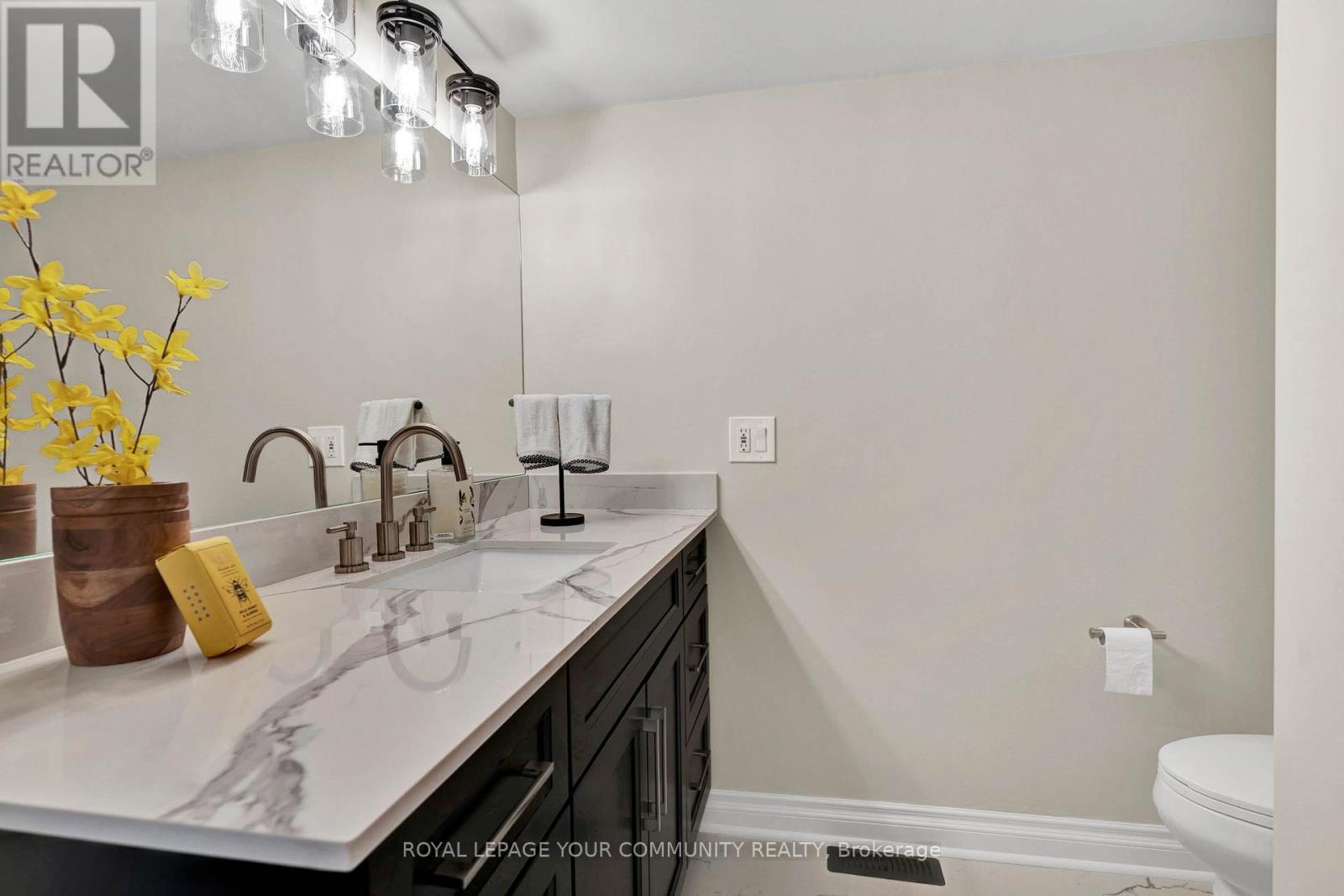 












29 WELLS STREET

,
Aurora,




Ontario
L4G1S8

