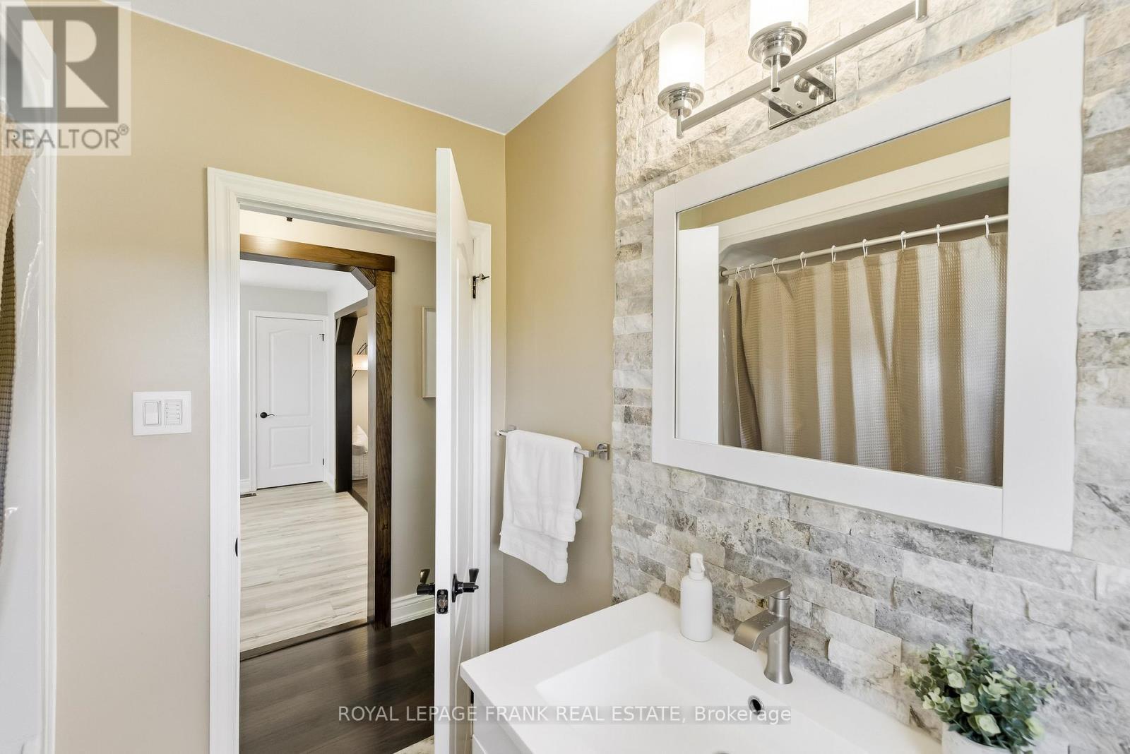 












18975 HWY 12

,
Scugog,




Ontario
L9P1R3

