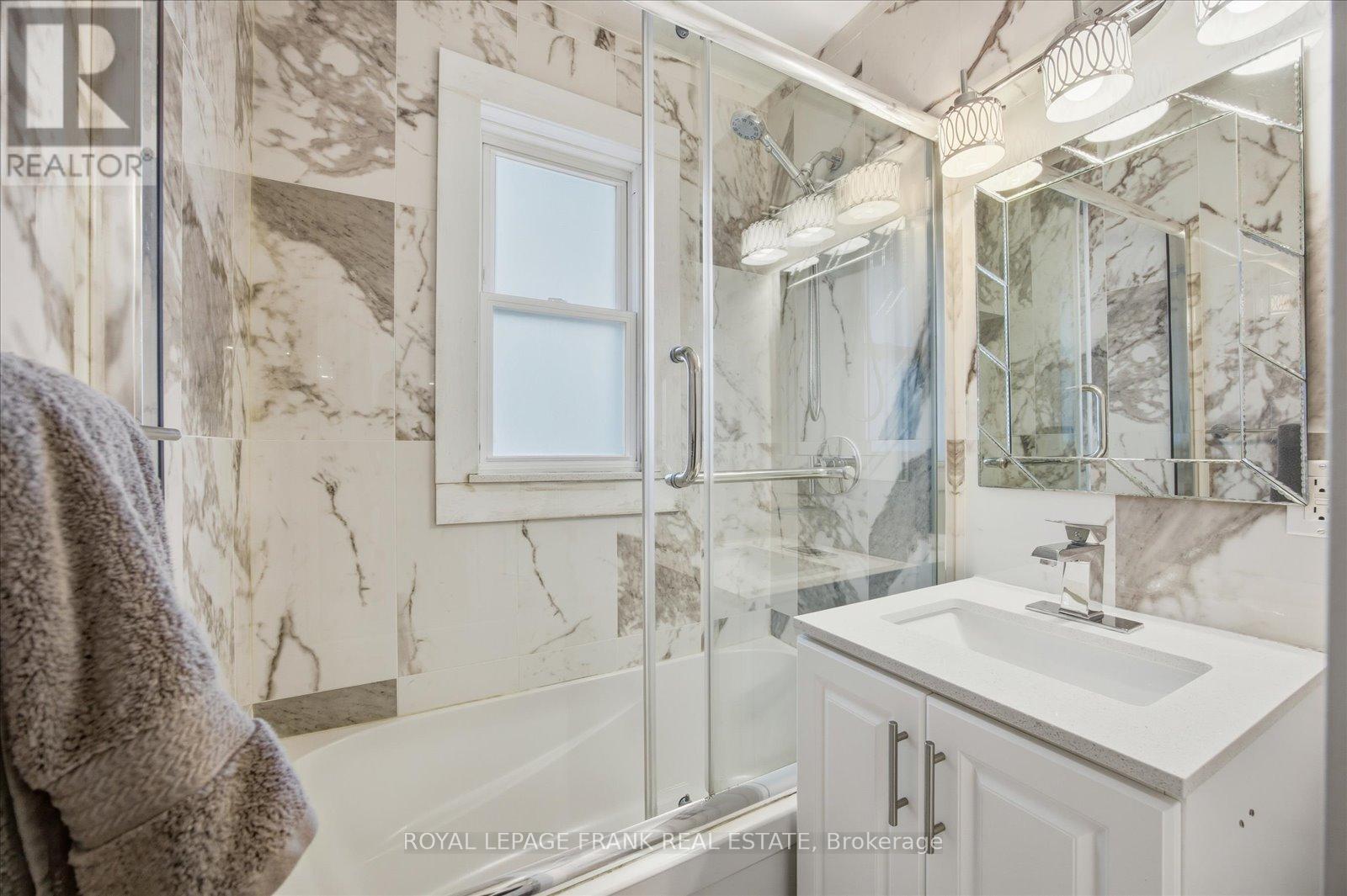 












1186 RAVINE ROAD

,
Oshawa (Lakeview),




Ontario
L1H4E2

